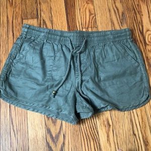 Army green loose shorts